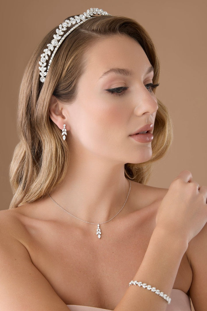 Ingi-Jewelry-Set-Model-Image3