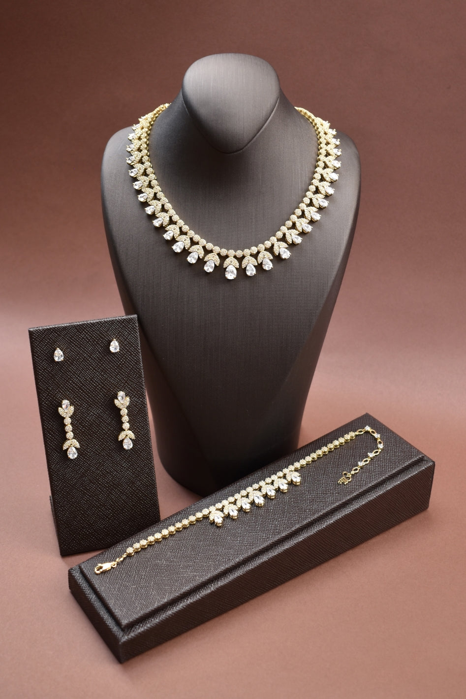 Amira-Jewelry-Set-Gold