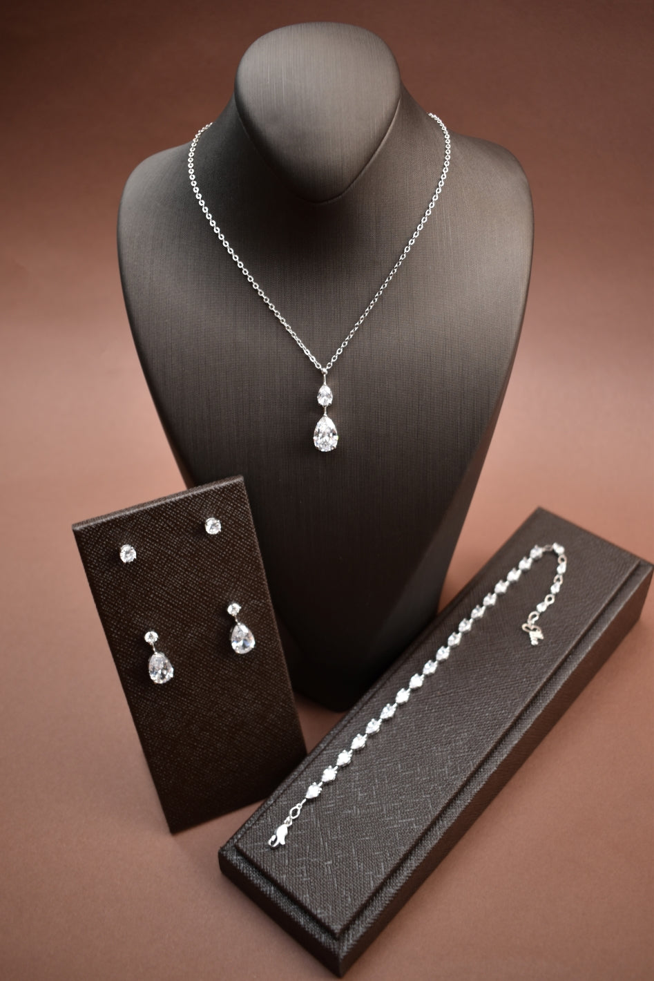 Lilit-white-Jewelry-Set-Silver