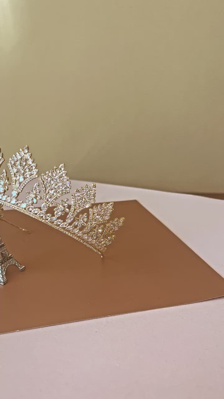 DESARAE Elegant Wedding/Event Crown with Luxurious Swarovski Crystals